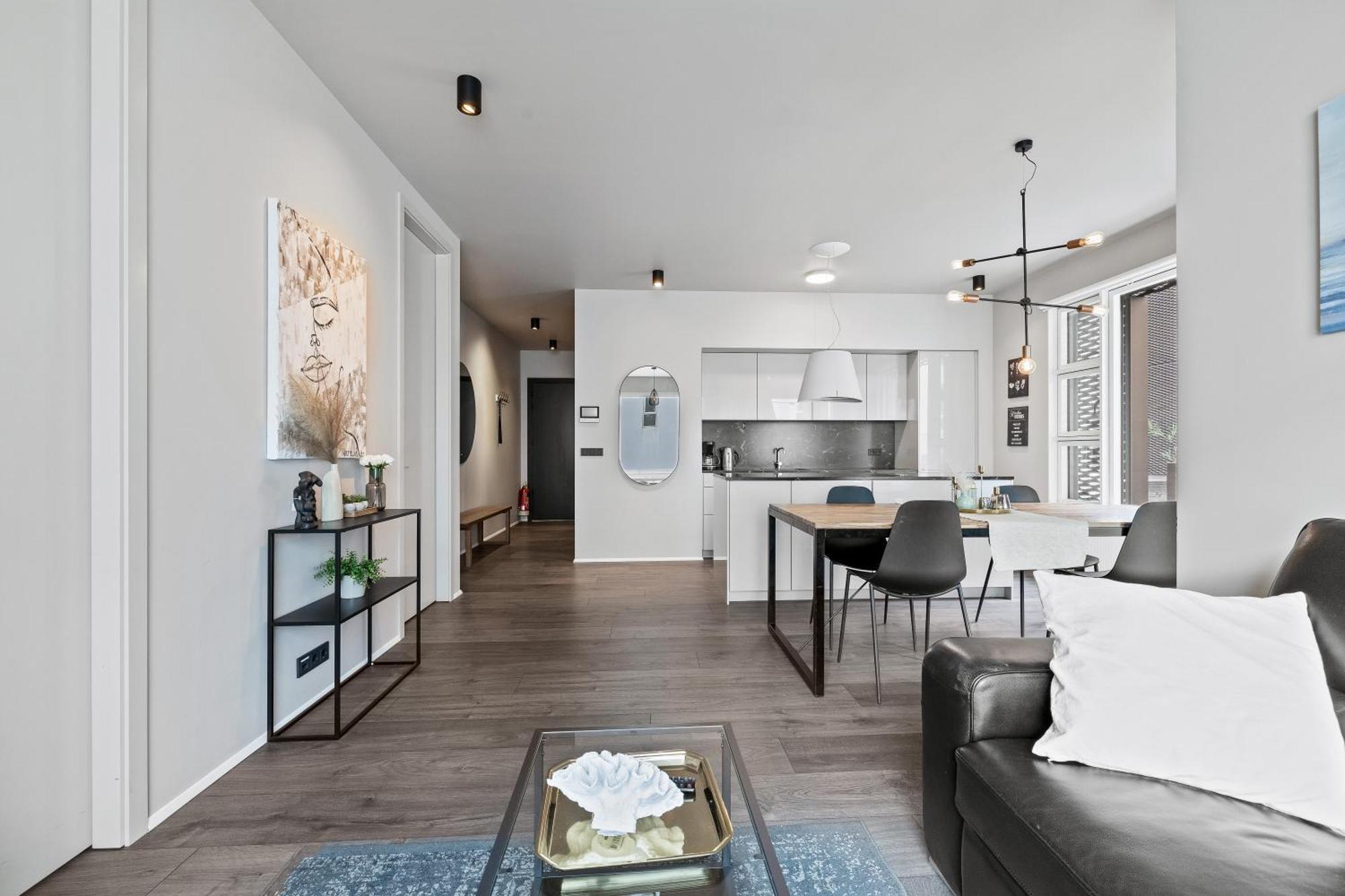 Vibrant Hafnatorg I Spacious Property With Expansive Garage Рейкьявик Экстерьер фото