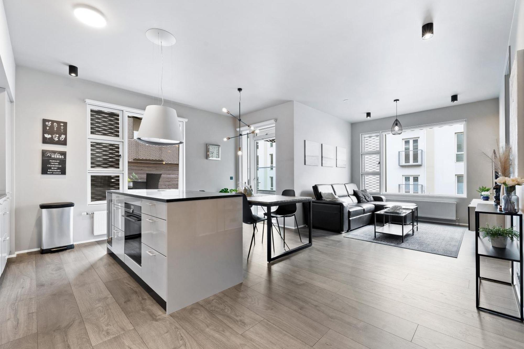 Vibrant Hafnatorg I Spacious Property With Expansive Garage Рейкьявик Экстерьер фото