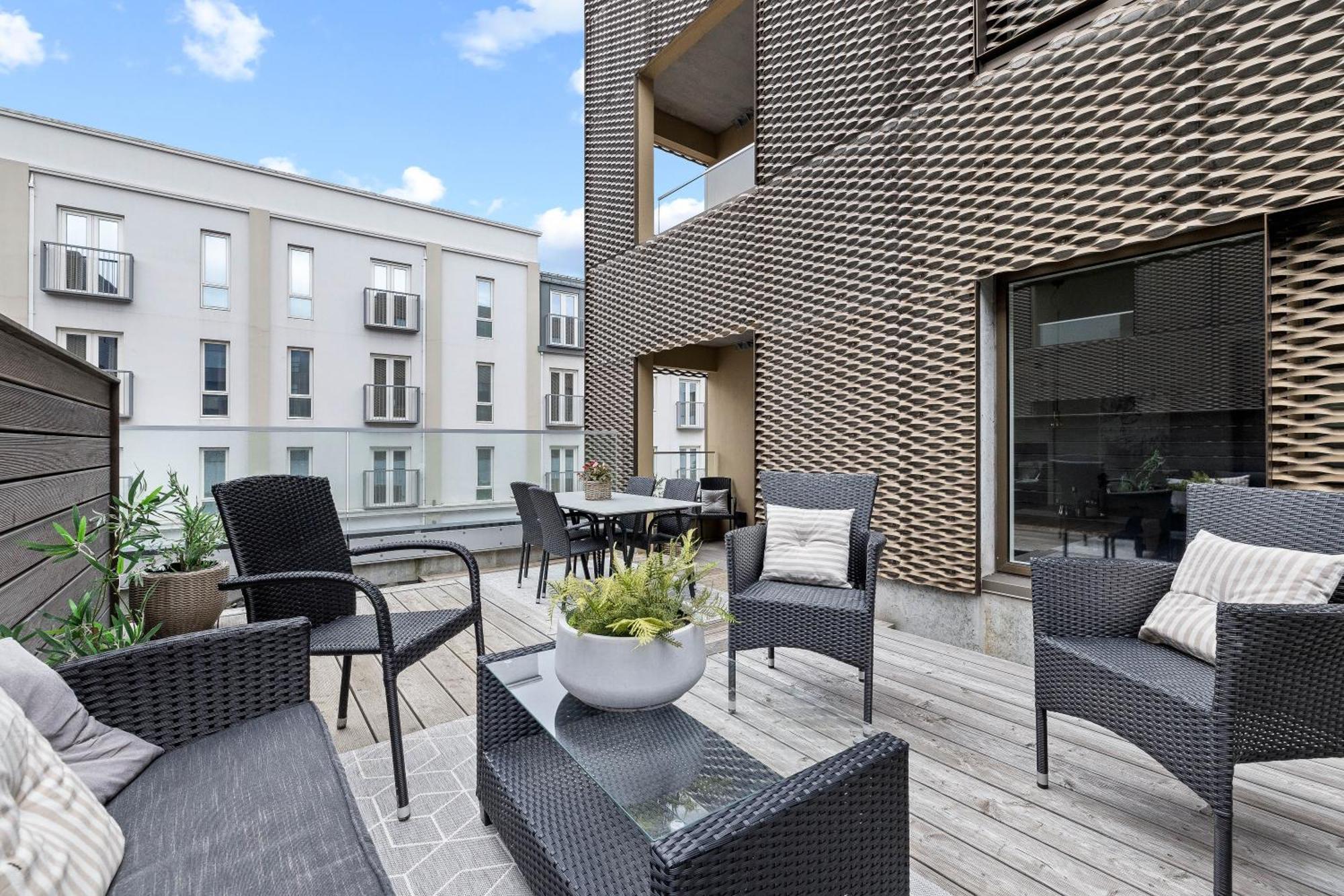 Vibrant Hafnatorg I Spacious Property With Expansive Garage Рейкьявик Экстерьер фото