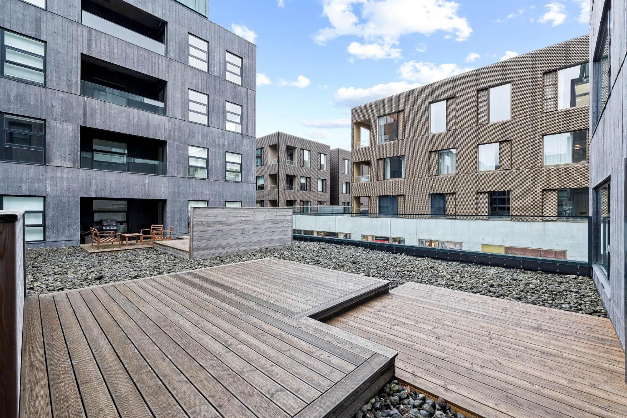 Vibrant Hafnatorg I Spacious Property With Expansive Garage Рейкьявик Экстерьер фото