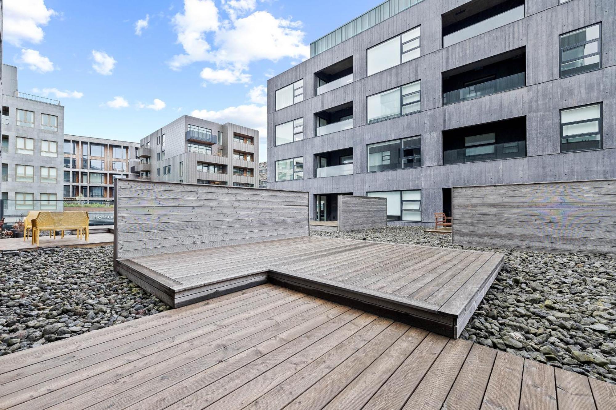 Vibrant Hafnatorg I Spacious Property With Expansive Garage Рейкьявик Экстерьер фото