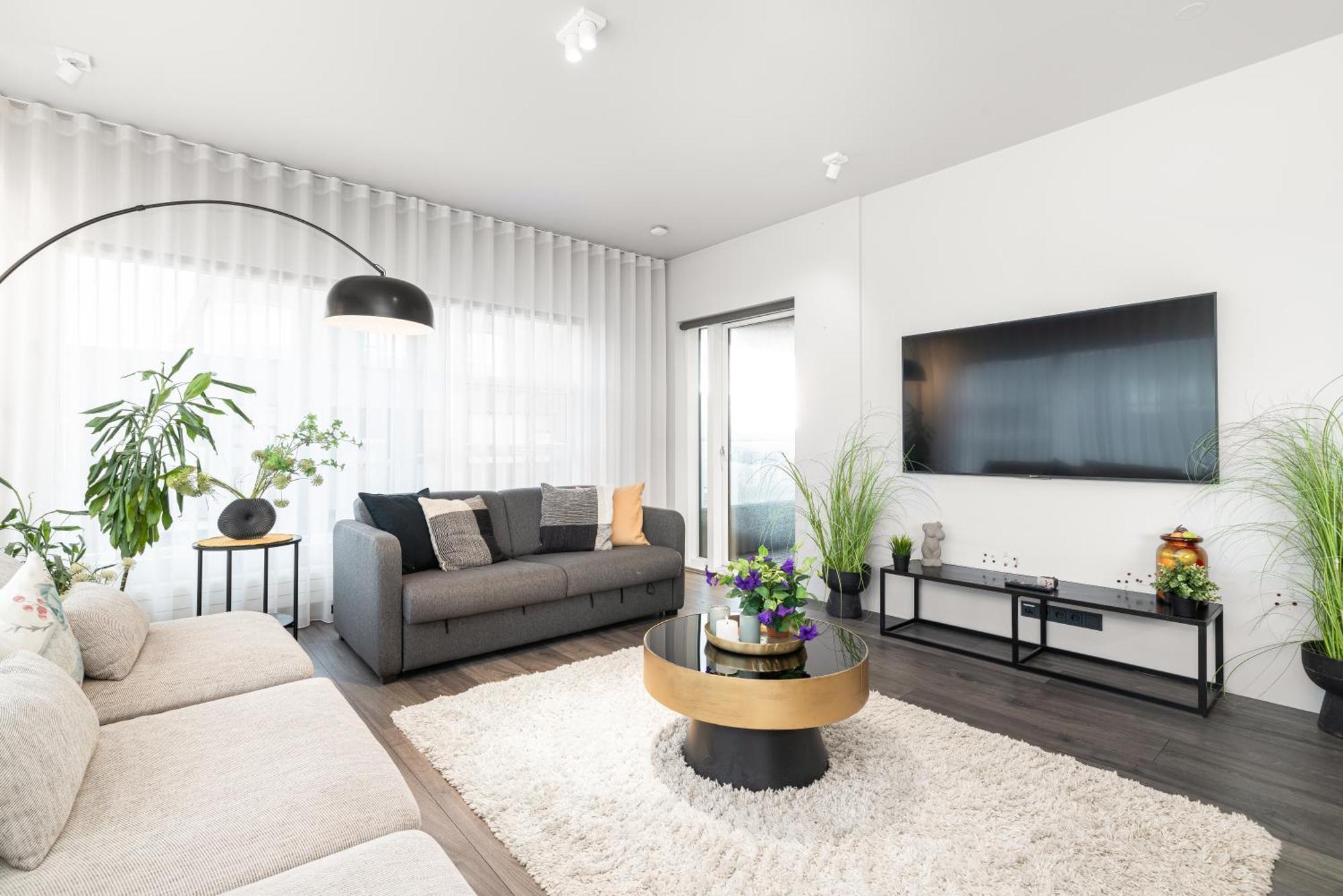 Vibrant Hafnatorg I Spacious Property With Expansive Garage Рейкьявик Экстерьер фото